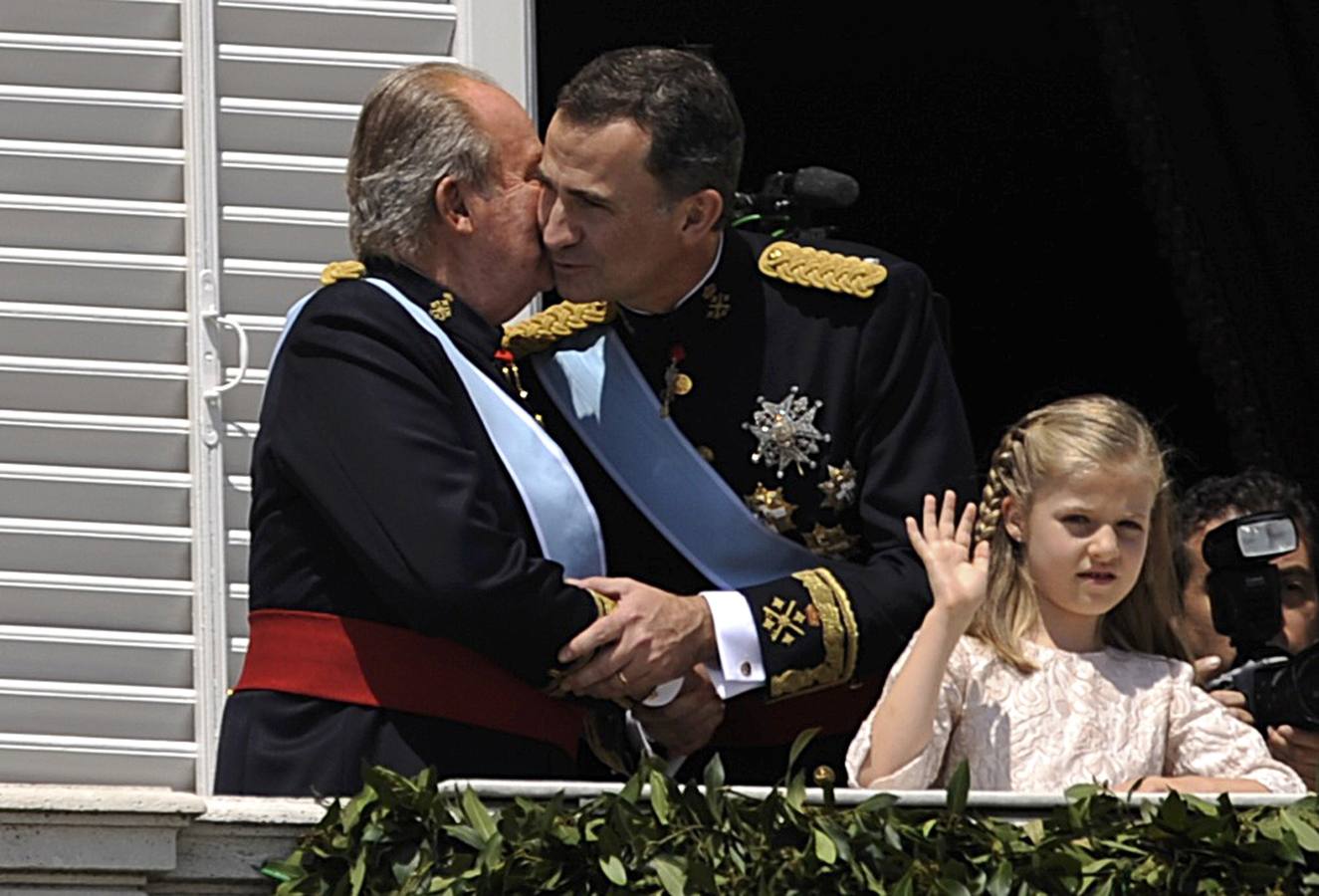Los Reyes saludan desde el Palacio Real