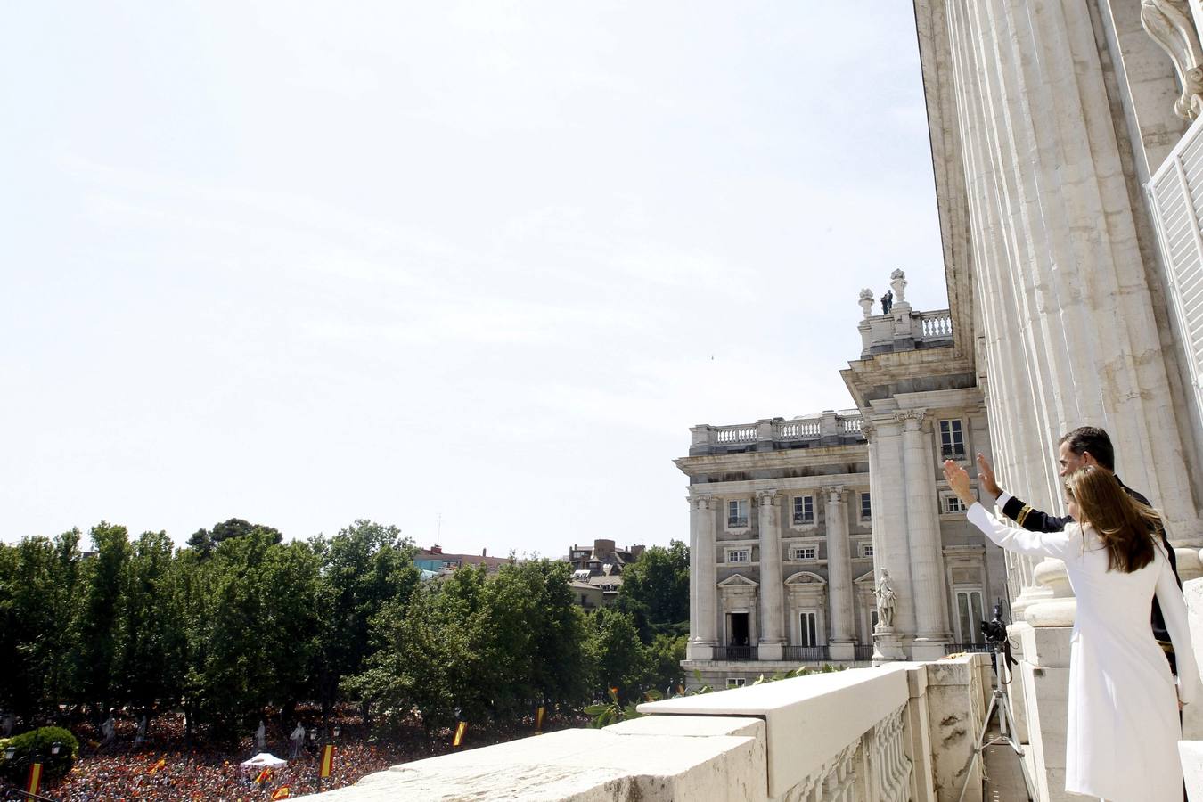 Los Reyes saludan desde el Palacio Real