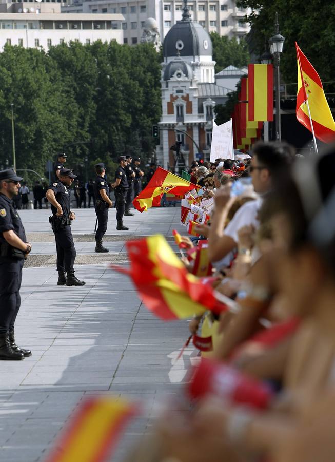 Los españoles se lanzan a la calle en pos del nuevo Rey