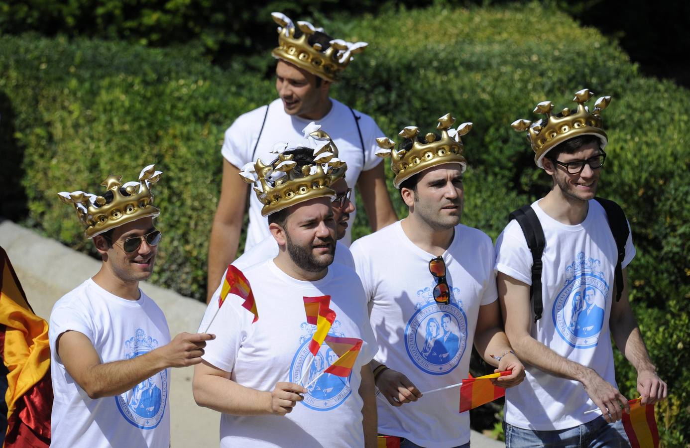 Los españoles se lanzan a la calle en pos del nuevo Rey