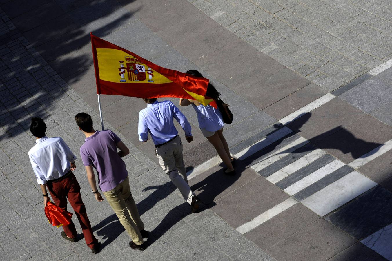 Los españoles se lanzan a la calle en pos del nuevo Rey