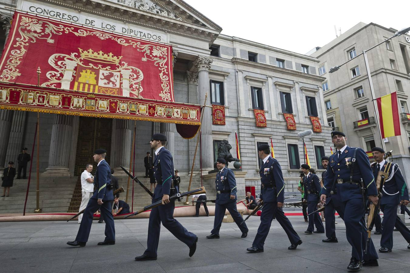 Madrid se engalana para recibir a Felipe VI