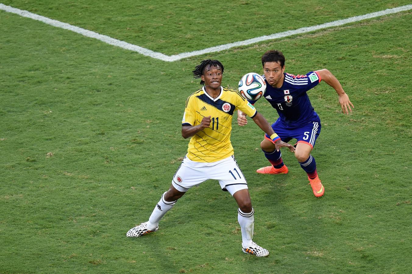 Cuadrado controla el balón con el pecho.