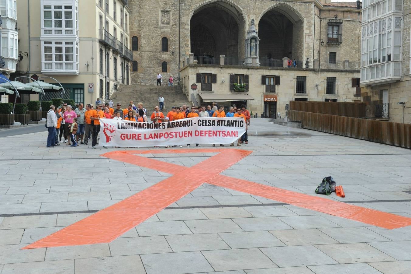 Un lazo naranja por el conflicto de Laminaciones Arregui