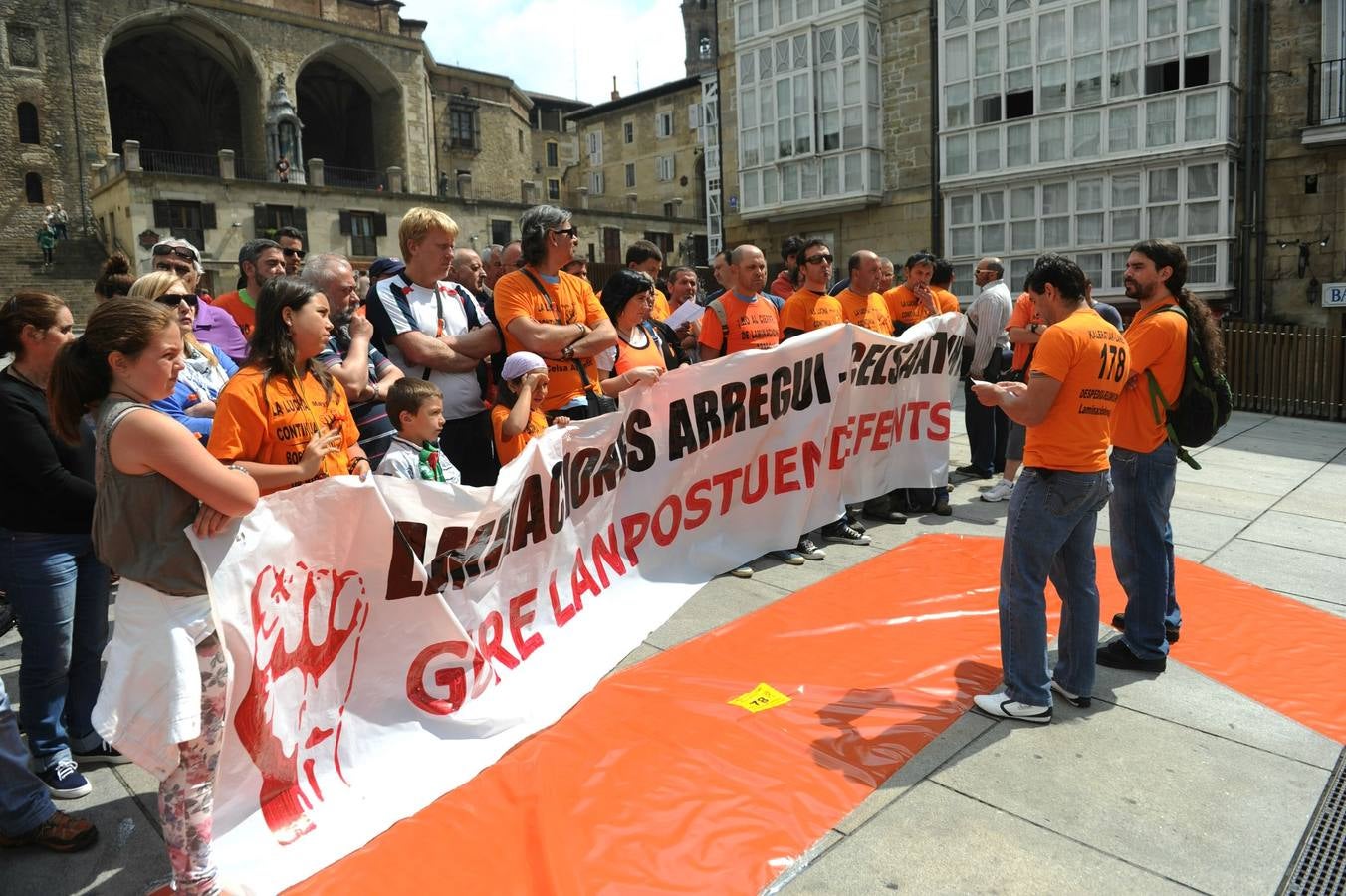 Un lazo naranja por el conflicto de Laminaciones Arregui