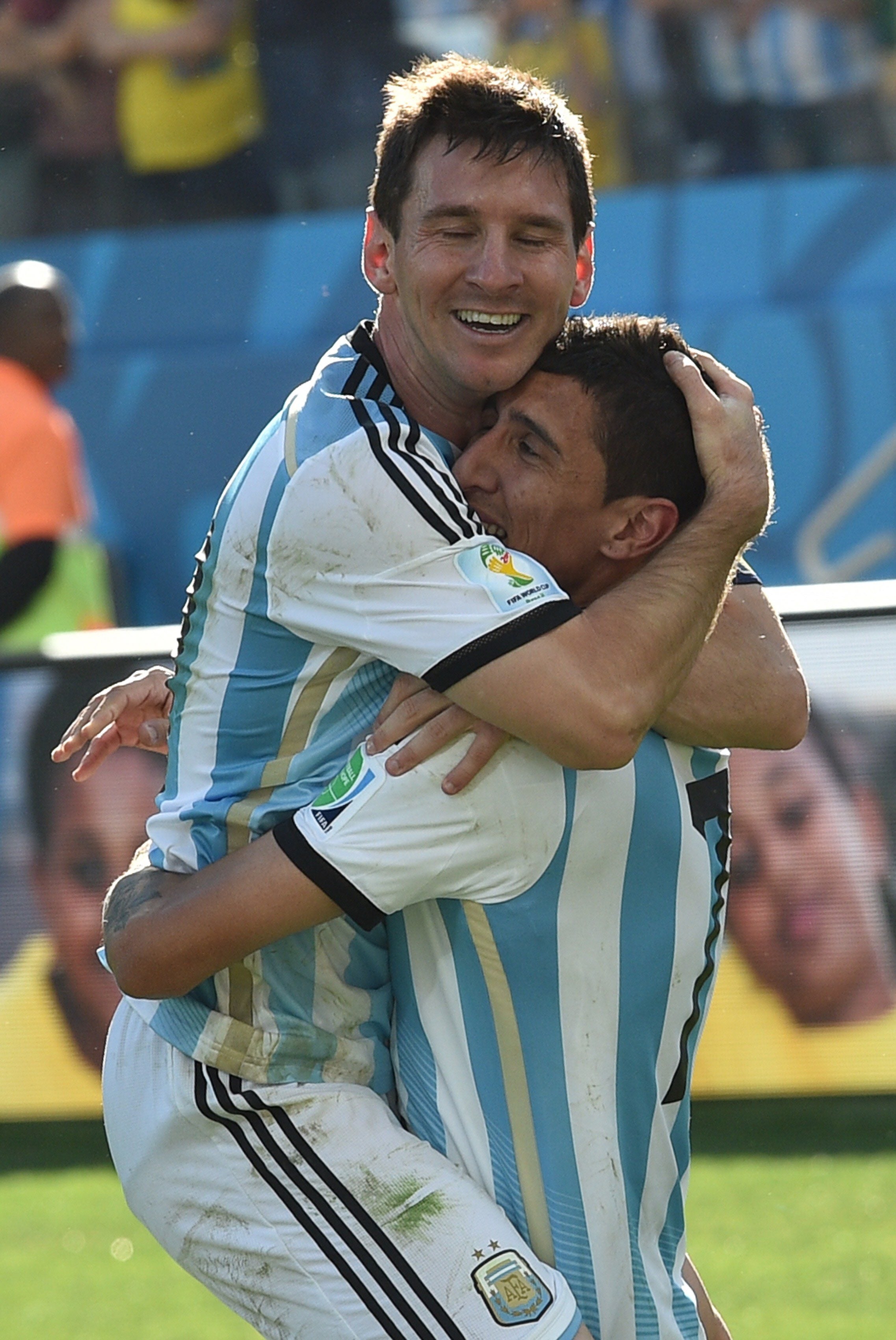 Messi abraza a Di María tras su gol.