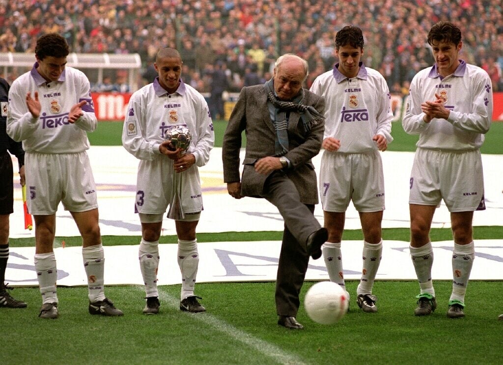 Di Stéfano realiza el saque de honor antes de un partido del Real Madrid en el Bernabéu.