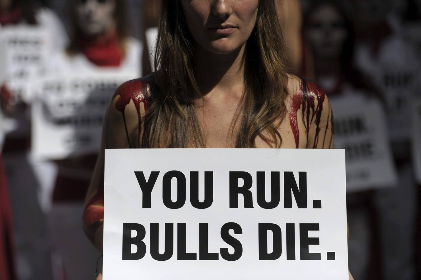 Un &#039;encierro fúnebre&#039; contra San Fermín
