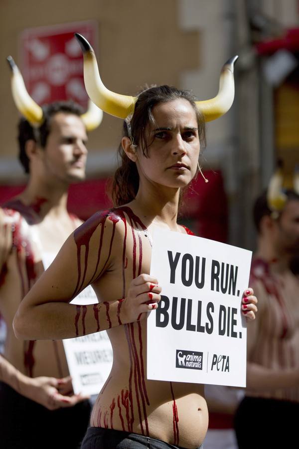 Un &#039;encierro fúnebre&#039; contra San Fermín