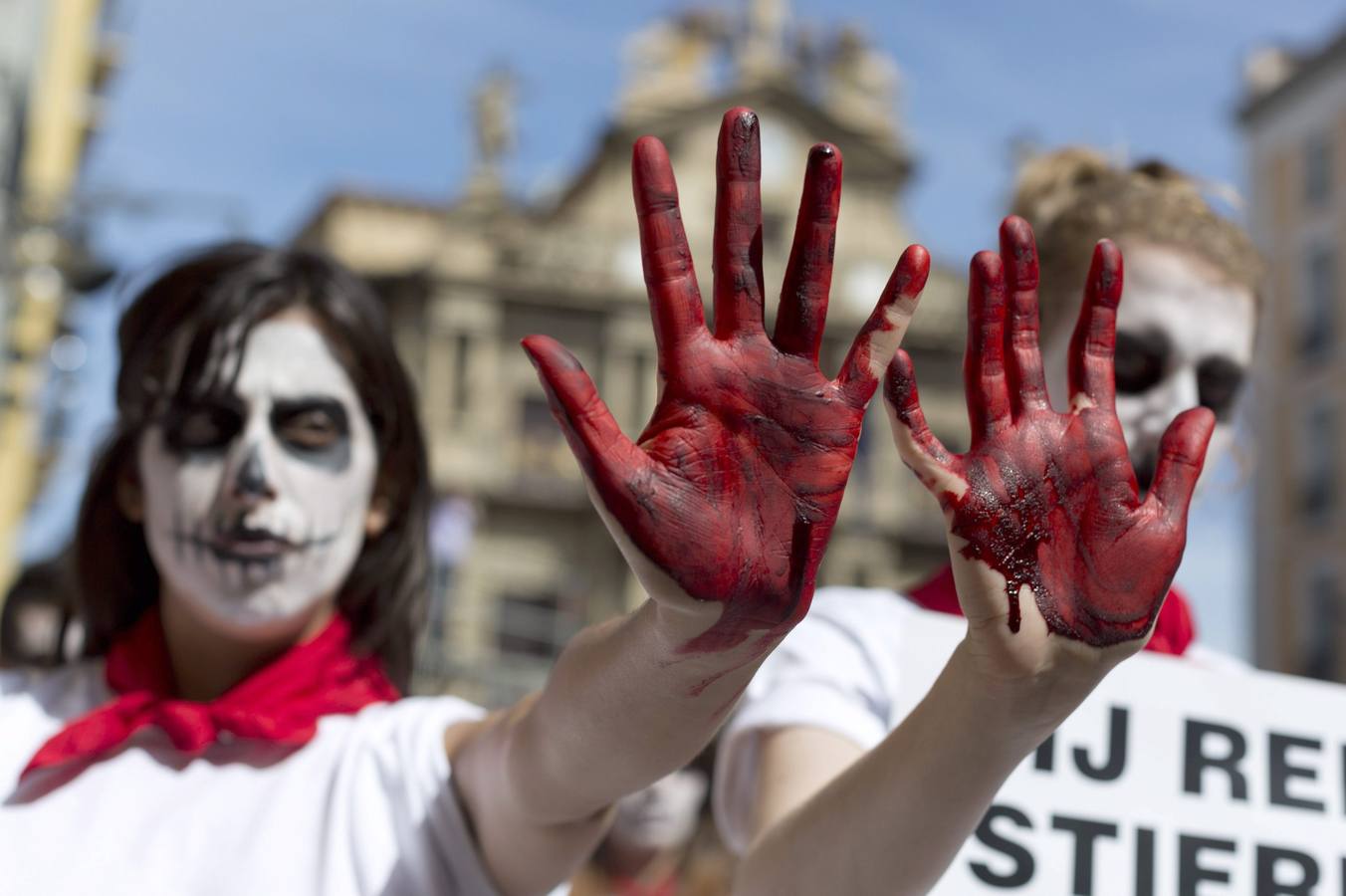Un &#039;encierro fúnebre&#039; contra San Fermín