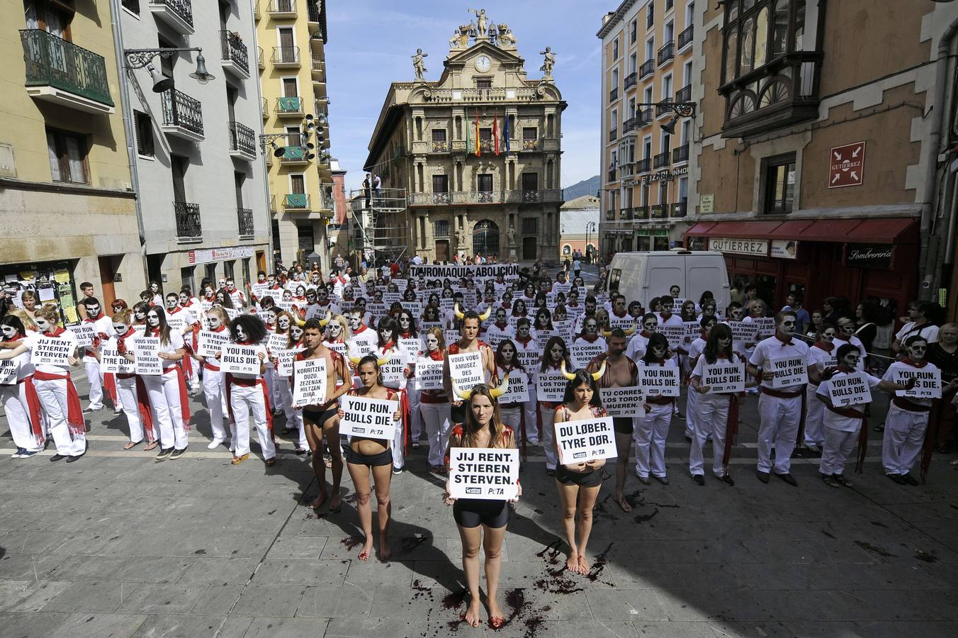 Un &#039;encierro fúnebre&#039; contra San Fermín