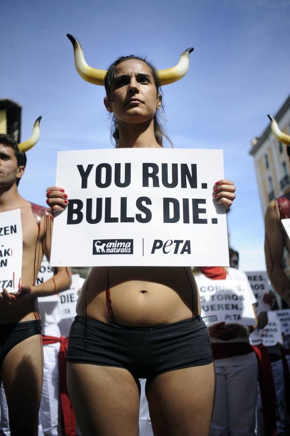 Un &#039;encierro fúnebre&#039; contra San Fermín