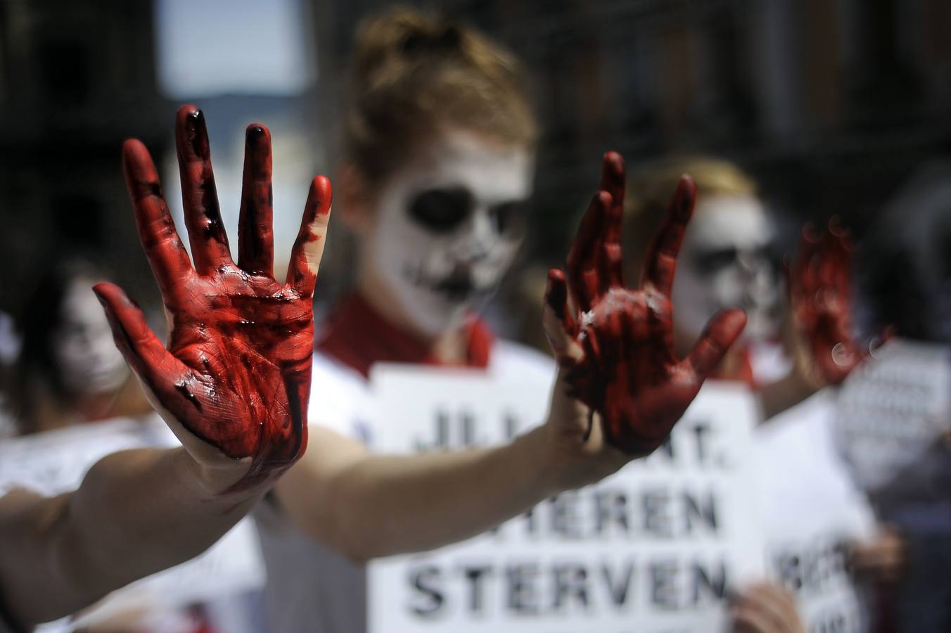 Un &#039;encierro fúnebre&#039; contra San Fermín