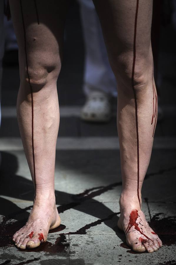 Un &#039;encierro fúnebre&#039; contra San Fermín