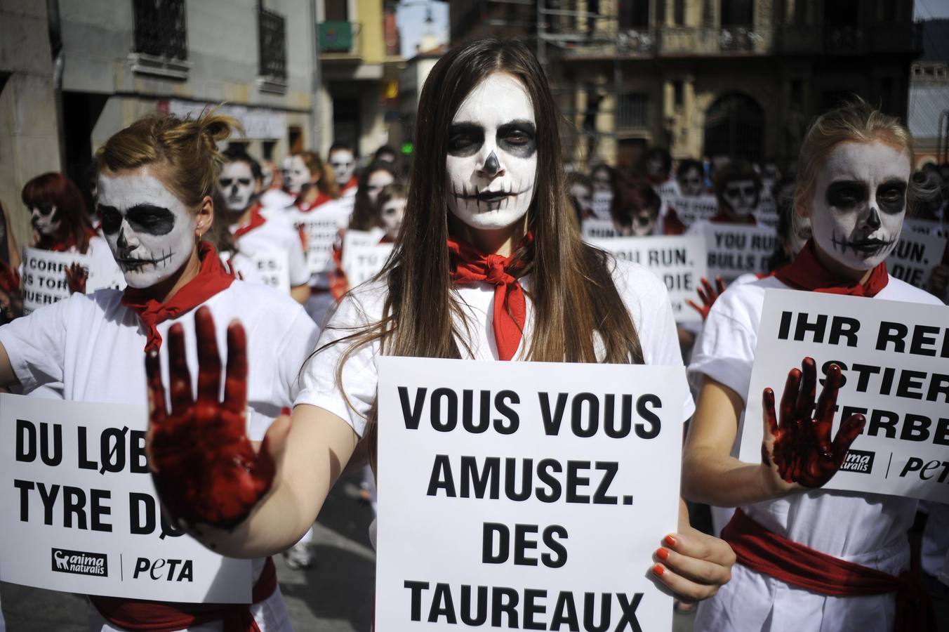 Un &#039;encierro fúnebre&#039; contra San Fermín