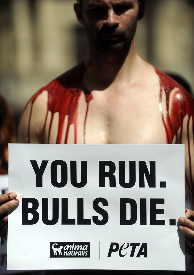 Un &#039;encierro fúnebre&#039; contra San Fermín