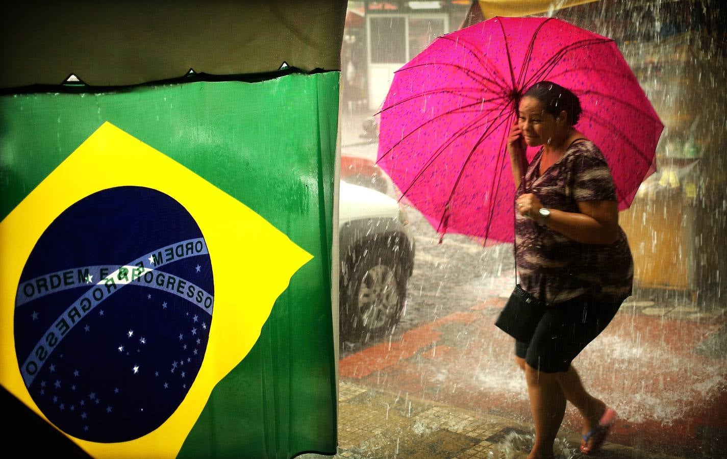 Una mujer camina bajo la fuerte lluviaen la ciudad de Manaus, al norte del país