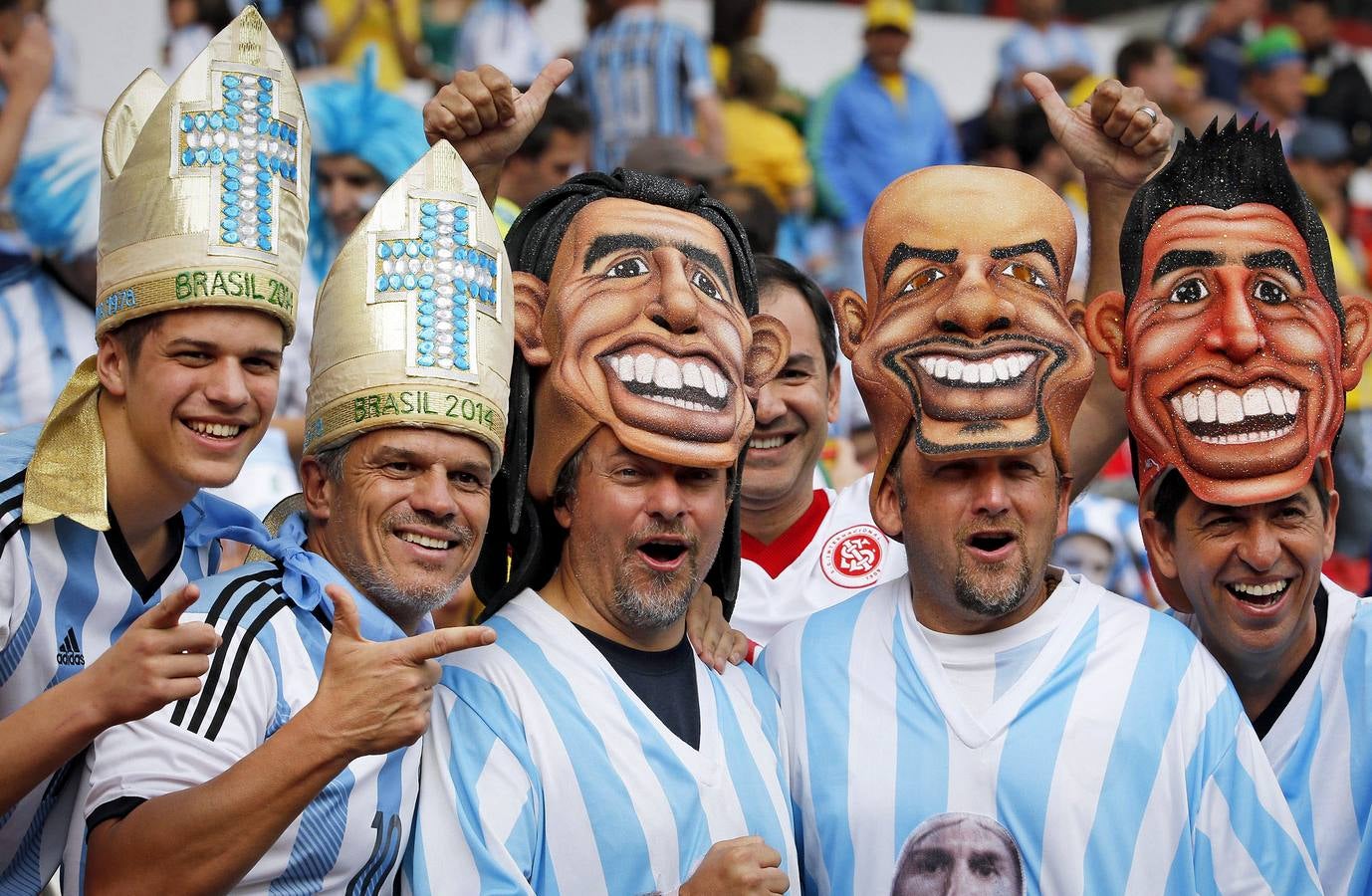 Las aficiones de Argentina y Alemania llenan de color la final del Mundial