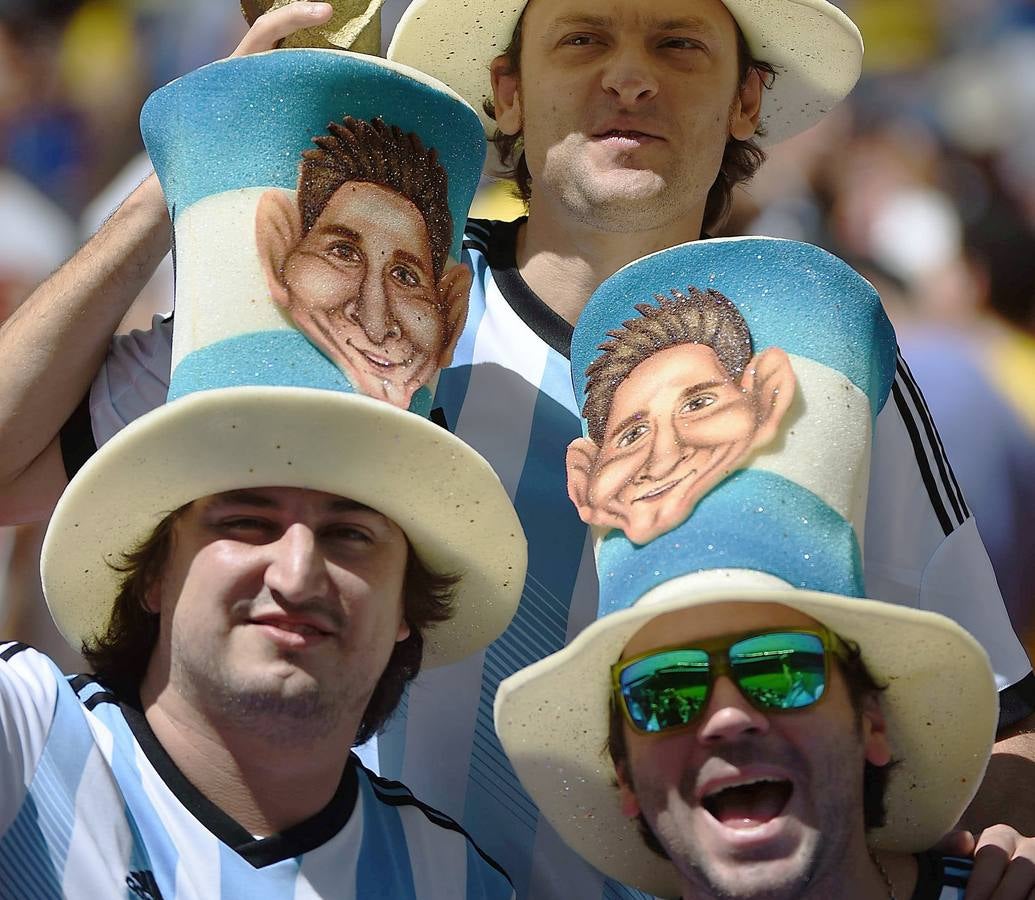 Las aficiones de Argentina y Alemania llenan de color la final del Mundial