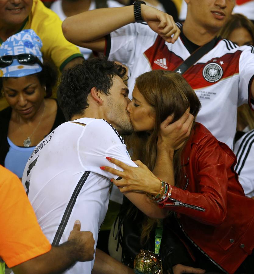 Cathy Fischer. Mats Hummels besa a su novia Cathy Fisher tras el partido