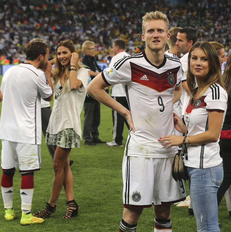 Montana Yorke. Schurrle visiblemente emocionado al convertirse en campeón mundial con su novia, Montana Yorke en el césped de Maracaná