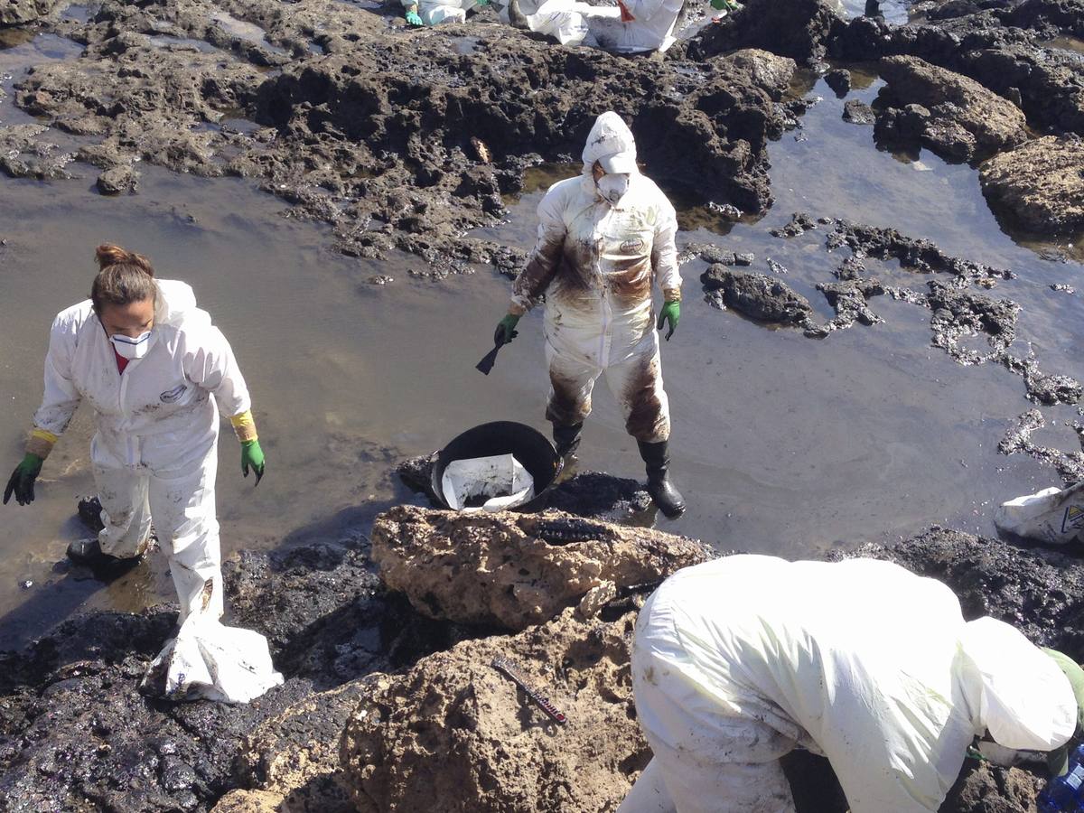 Toneladas de chapapote en Canarias