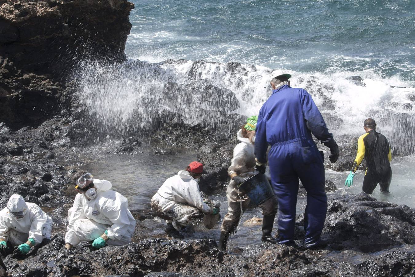 Toneladas de chapapote en Canarias