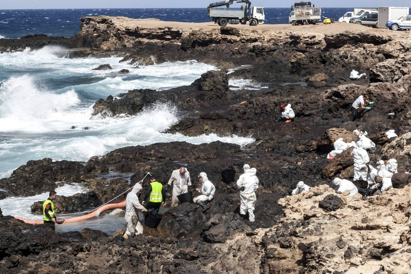 Toneladas de chapapote en Canarias