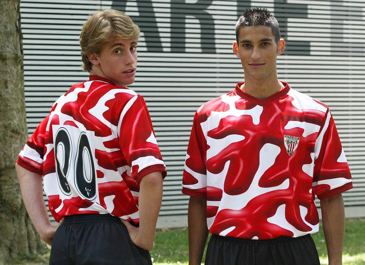 La camiseta del Athletic diseñada por Dario Urzay para jugar la UEFA 2004. Mikel Dañobeitia y Gontzal Perez, jugadores juveniles del equipo, en la presentacion de la camiseta.