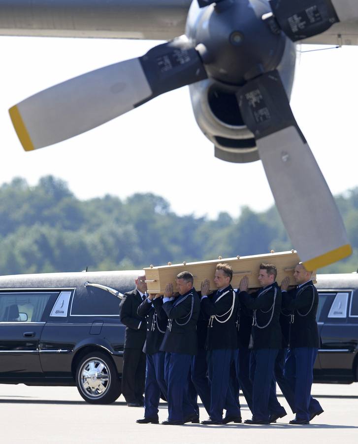 Holanda recibe a las 297 víctimas del MH17 con una solemne ceremonia