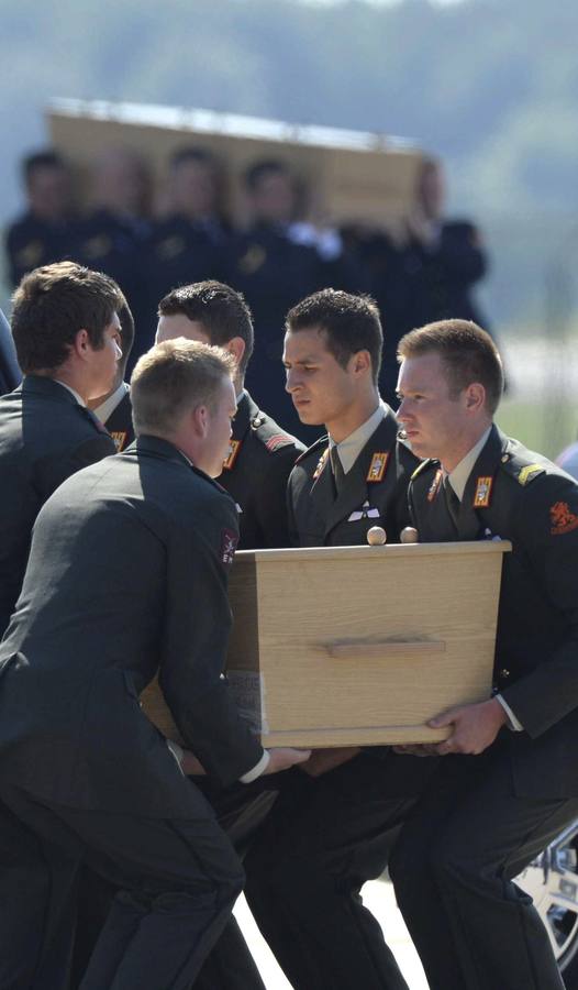 Holanda recibe a las 297 víctimas del MH17 con una solemne ceremonia