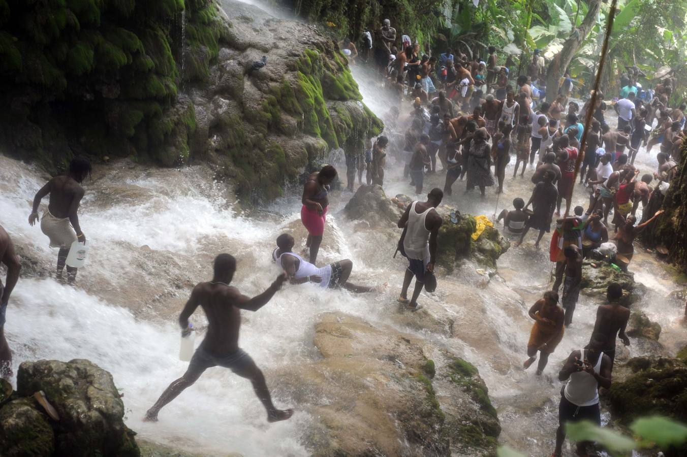 Los haitianos celebran el rito vudú en una cascada