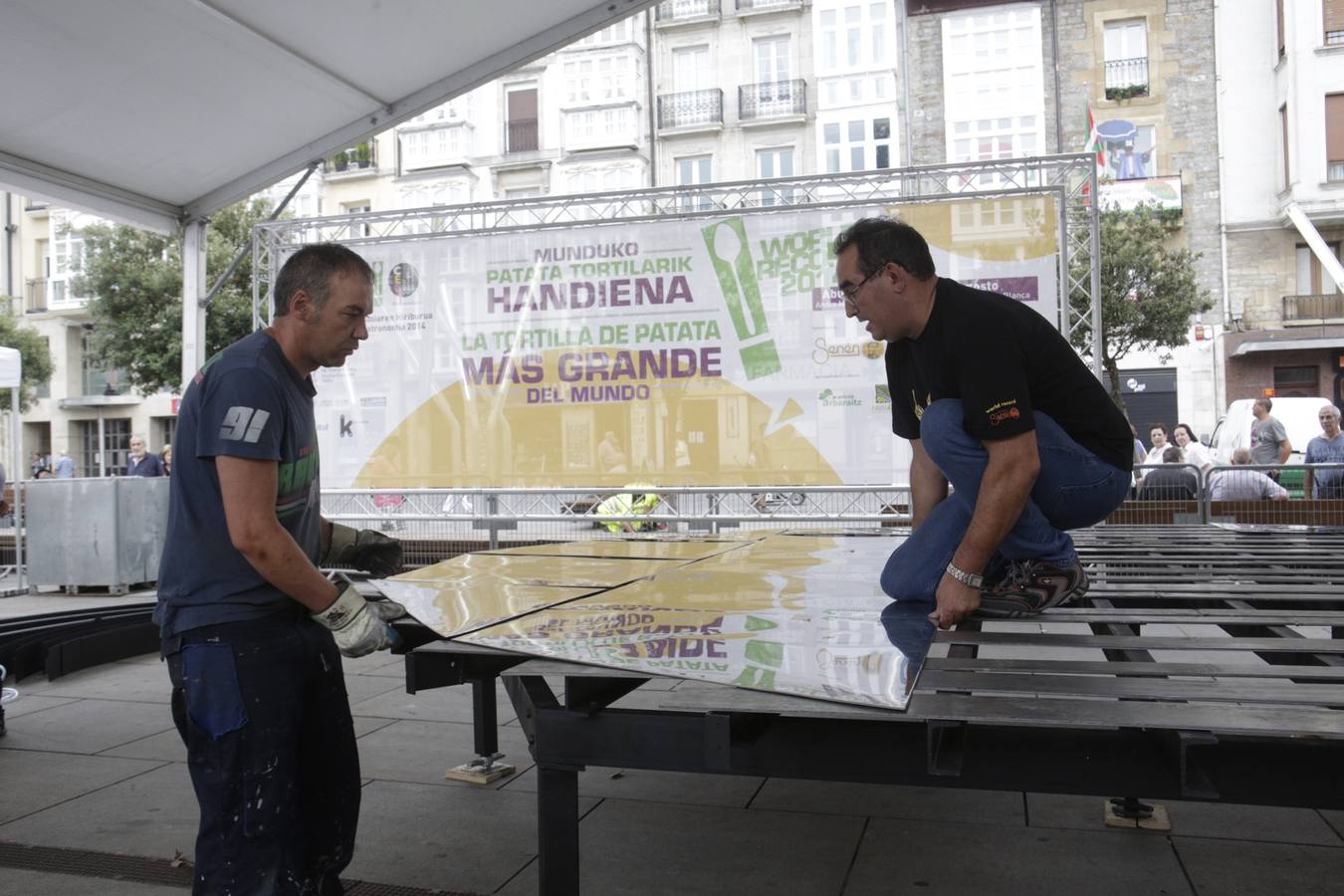 Últimos preparativos para la tortilla de récord