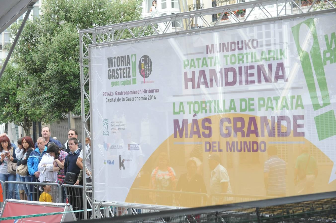 Vitoria logra cocinar la tortilla más grande del mundo