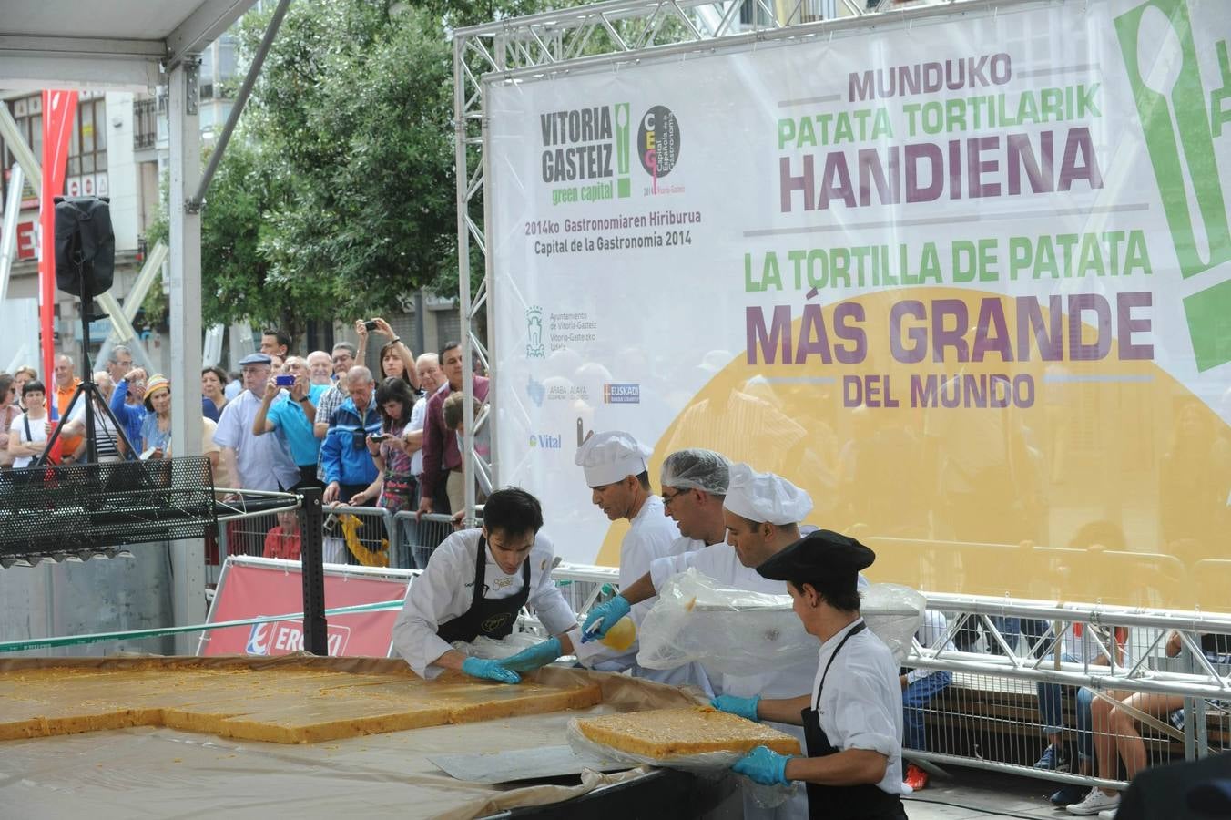 Vitoria logra cocinar la tortilla más grande del mundo