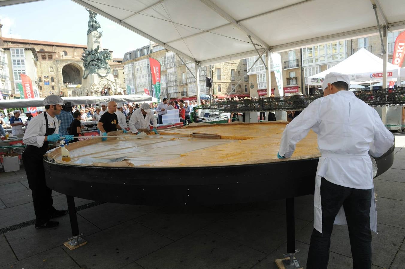 Vitoria logra cocinar la tortilla más grande del mundo