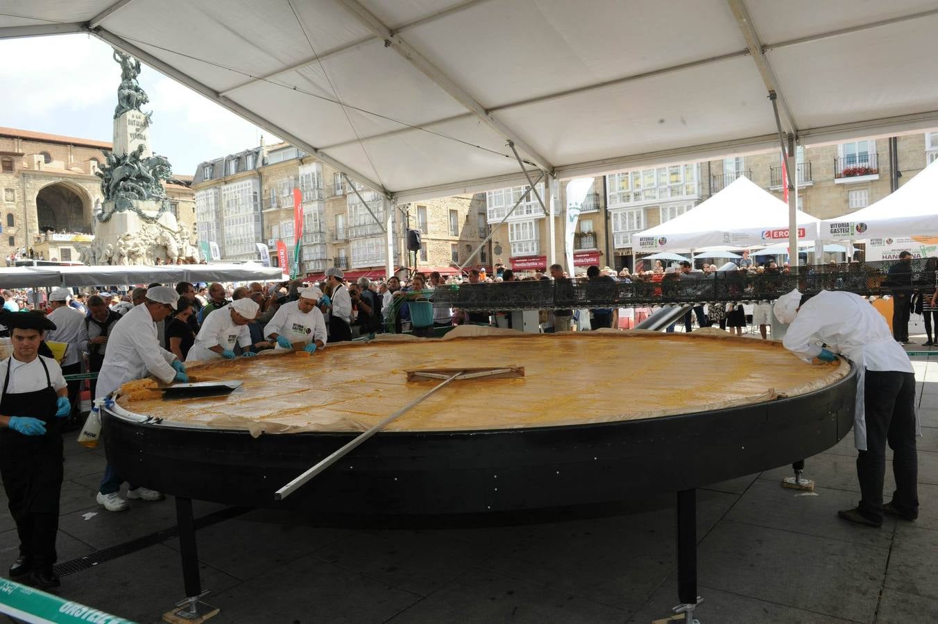 Vitoria logra cocinar la tortilla más grande del mundo