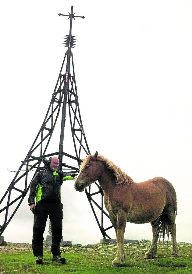 Andoni Ortuzar viajará con sus hijas a París y después estará en Zarautz. En la foto aparece en el Gorbea. Andoni es un gran aficionado a las travesías de monte.