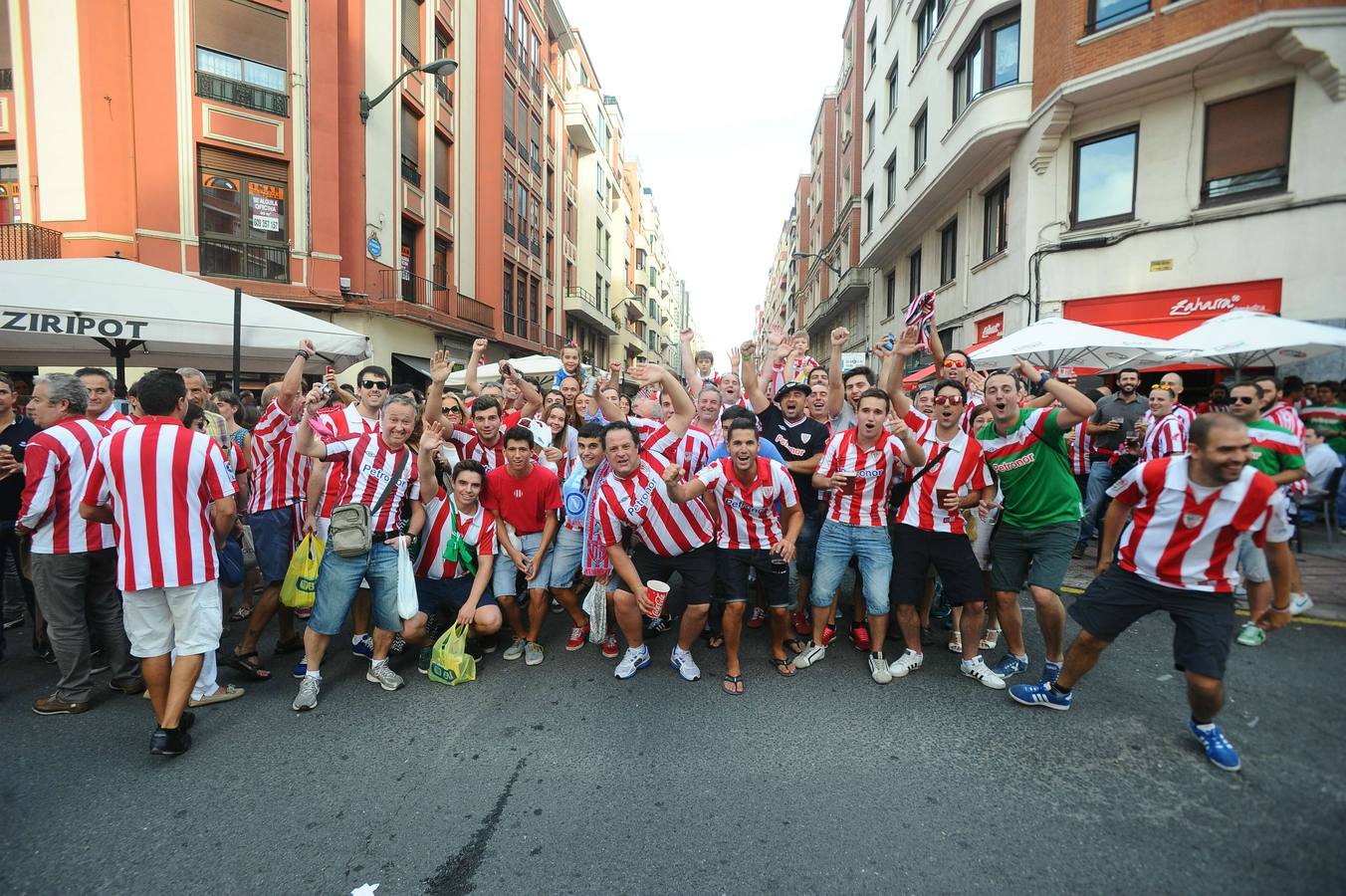 La afición del Athletic calienta motores antes del partido