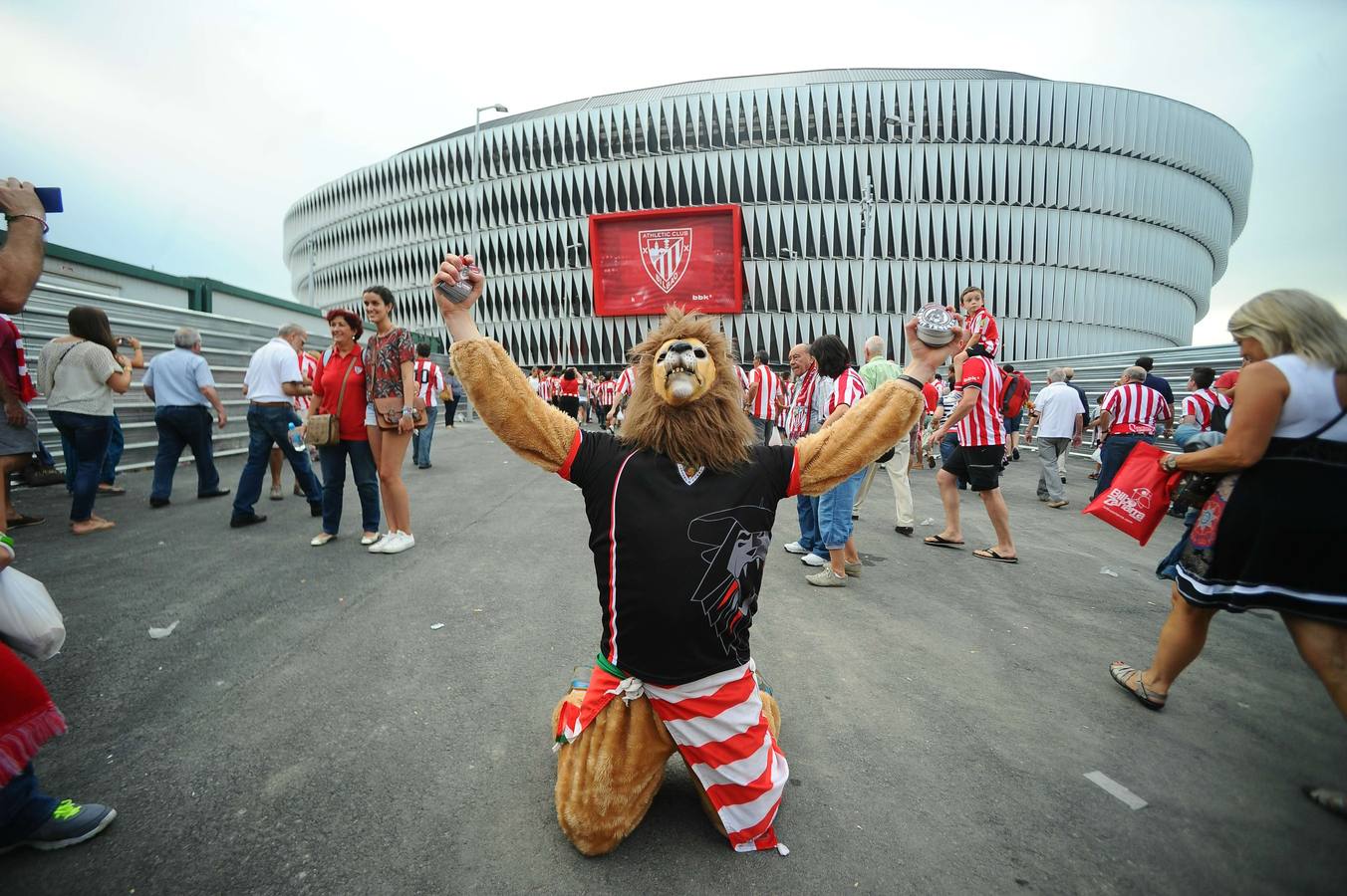 La afición del Athletic calienta motores antes del partido