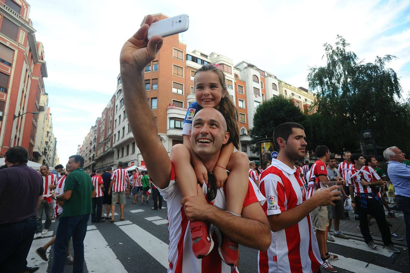 La afición del Athletic calienta motores antes del partido