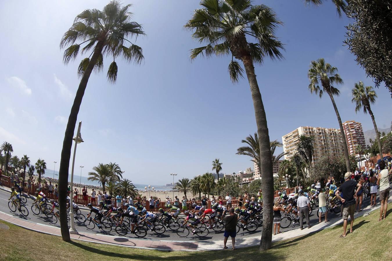 El pelotón rueda durante la sexta etapa de La Vuelta Ciclista