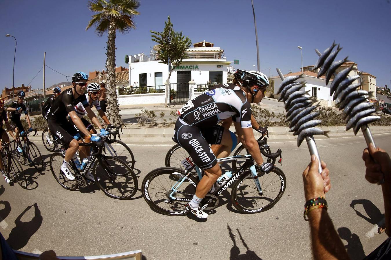 El pelotón rueda durante la sexta etapa de La Vuelta Ciclista