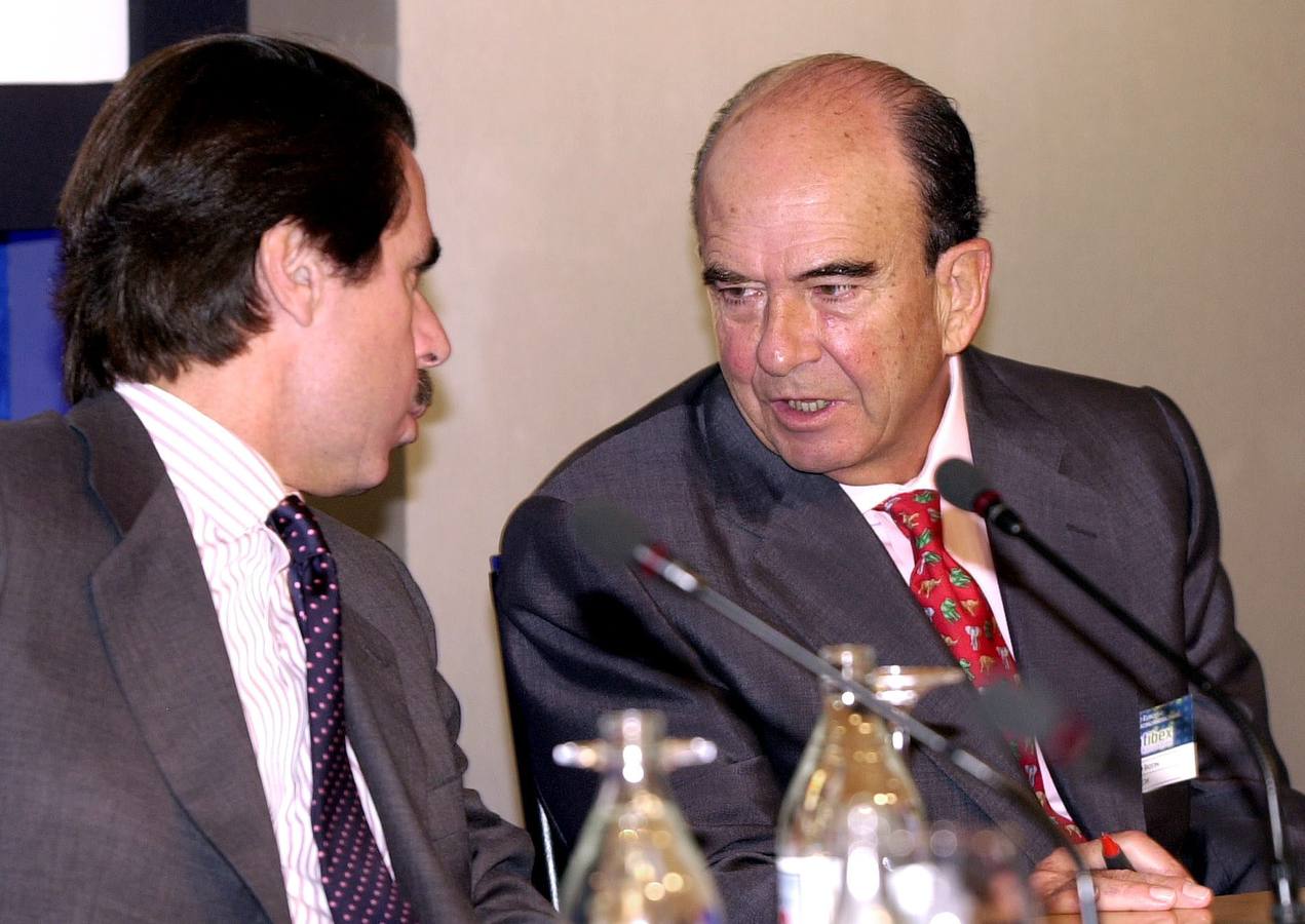 José María Aznar, entonces presidente del Gobierno, conversa con Emilio Botín, presidente del Banco Santander Central Hispano,durante la apertura del III Foro Europeo de Empresas Latinoamericanas en el año 2001