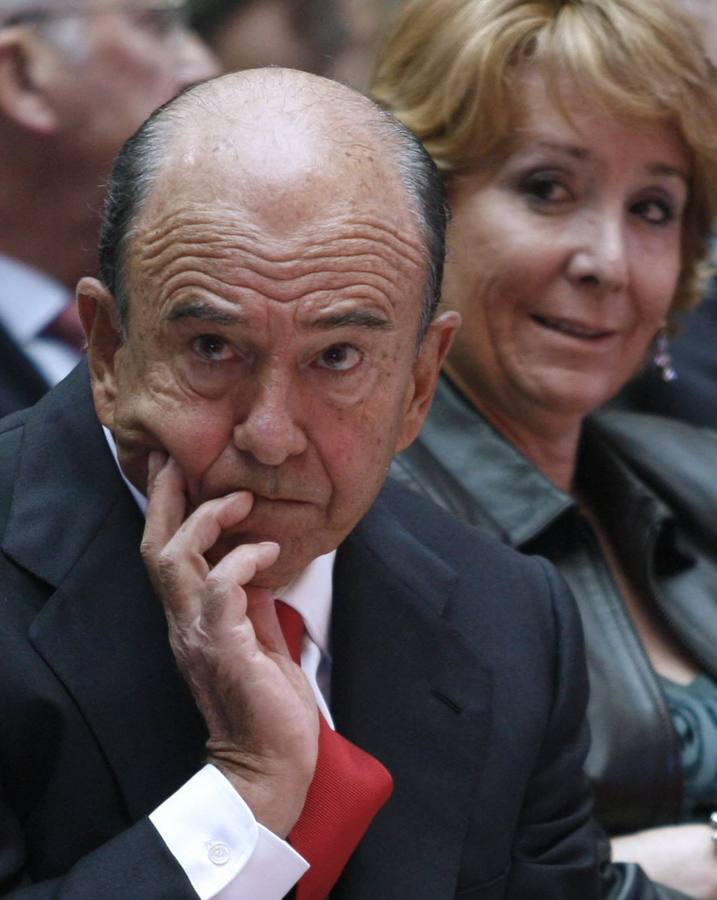 Emilio Botín y Esperanza Aguirre, presidenta de la Comunidad de Madrid, durante la presentación de la "Red Lidera" para fomentar el liderazgo de la mujer en el 2008.