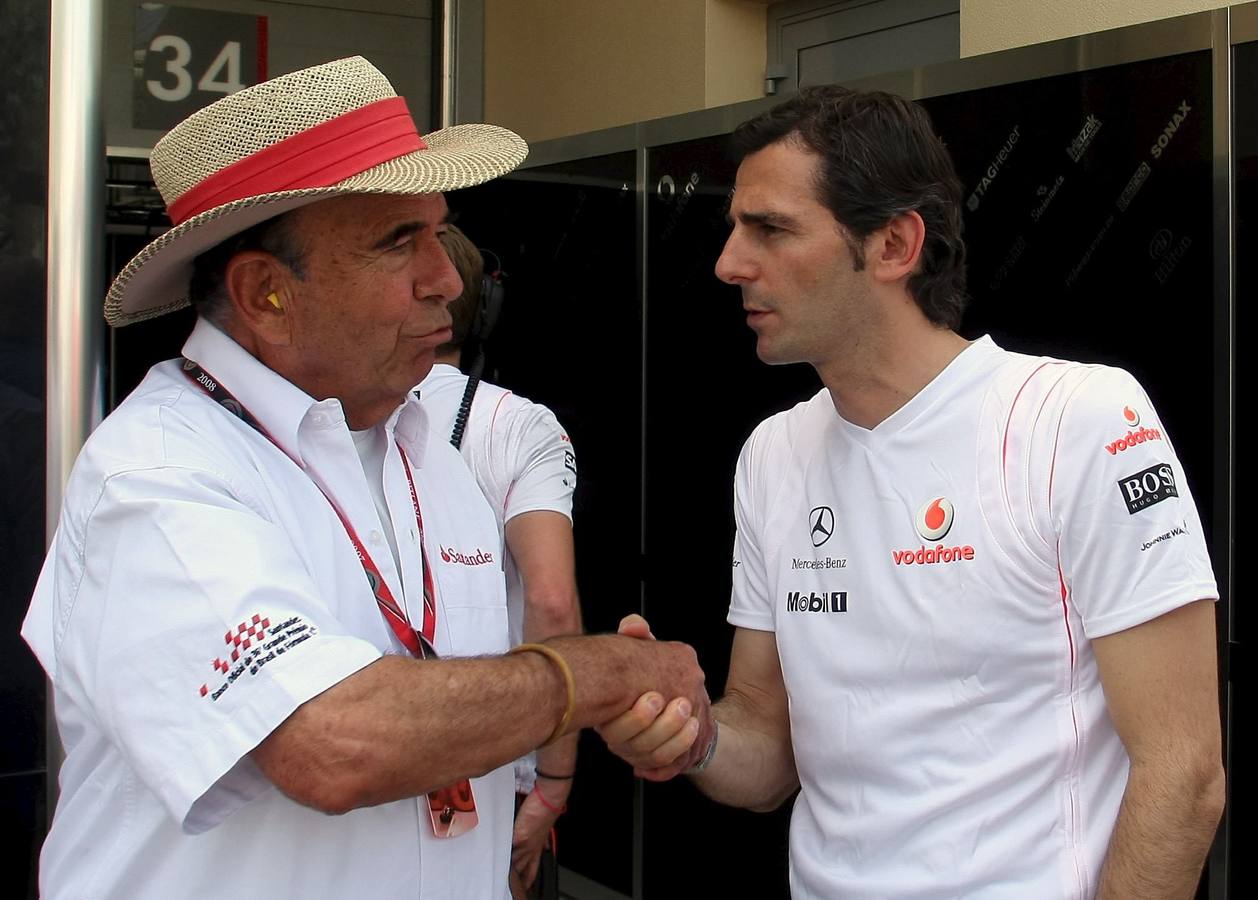 Emilio Botín saluda al piloto de pruebas español de McLaren-Mercedes, Pedro de la Rosa, en el paddock del circuito de Bahrein en el año 2008.