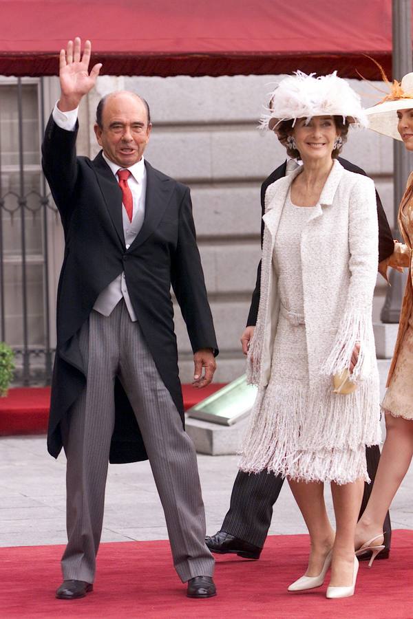 Emilio Botín  y su mujer Paloma O'Shea a su llegada a la catedral para asistir al enlace del Príncipe de Asturias en el año 2004.