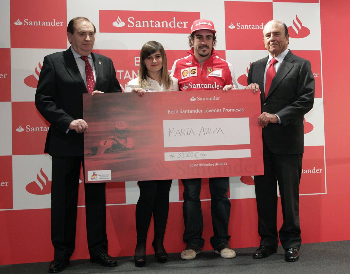 El bicampeón mundial de Fórmula Uno Fernando Alonso (Ferrari) entrega una beca de ´karting´ a la joven Marta Ariza con la presencia del presidente del Banco Santander, Emilio Botín.