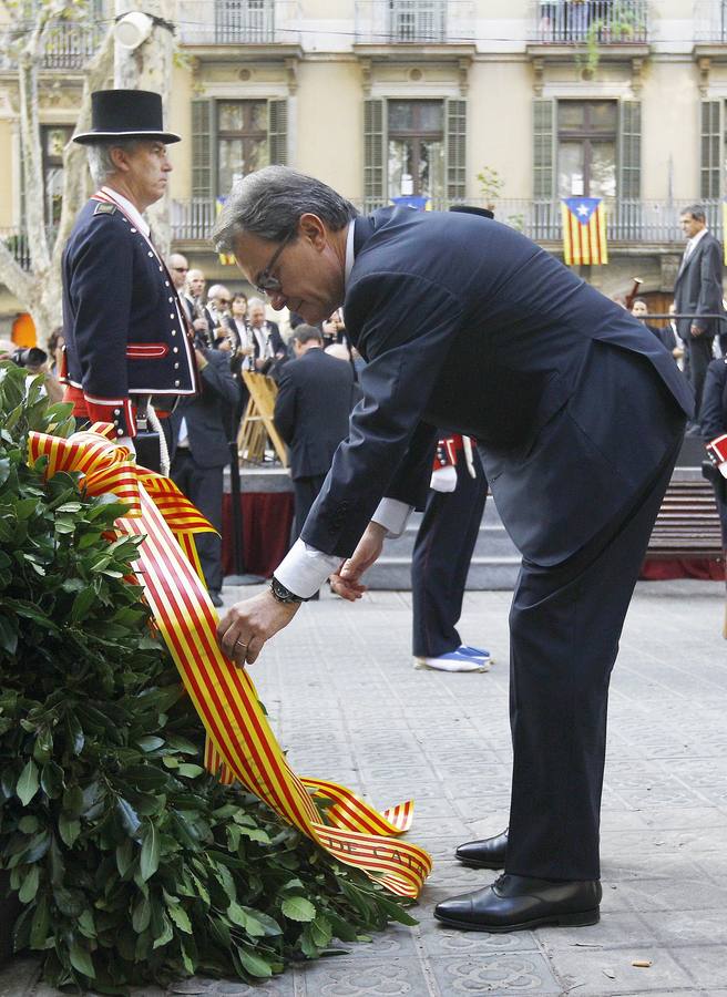 Ofrenda floral al monumento de Rafael Casanova