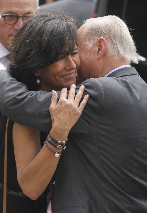 Ana Patricia Botín recibe el pésame de un amigo de la familia.